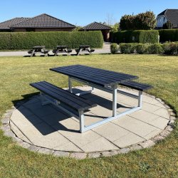 Vedligeholdelsesfrit bord bnkest uden rygln samt genbrugsplastplanker