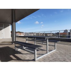 Vedligeholdelsesfrit bord bnkest uden rygln samt genbrugsplastplanker
