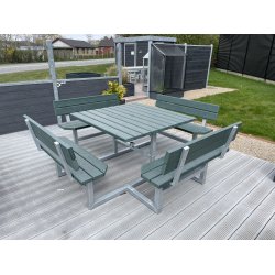 Kvadratisk bord bnkest med rygln samt vedligeholdelsesfrie genbrugsplastplanker