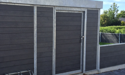 Redskabsskur af genbrugsmaterialer