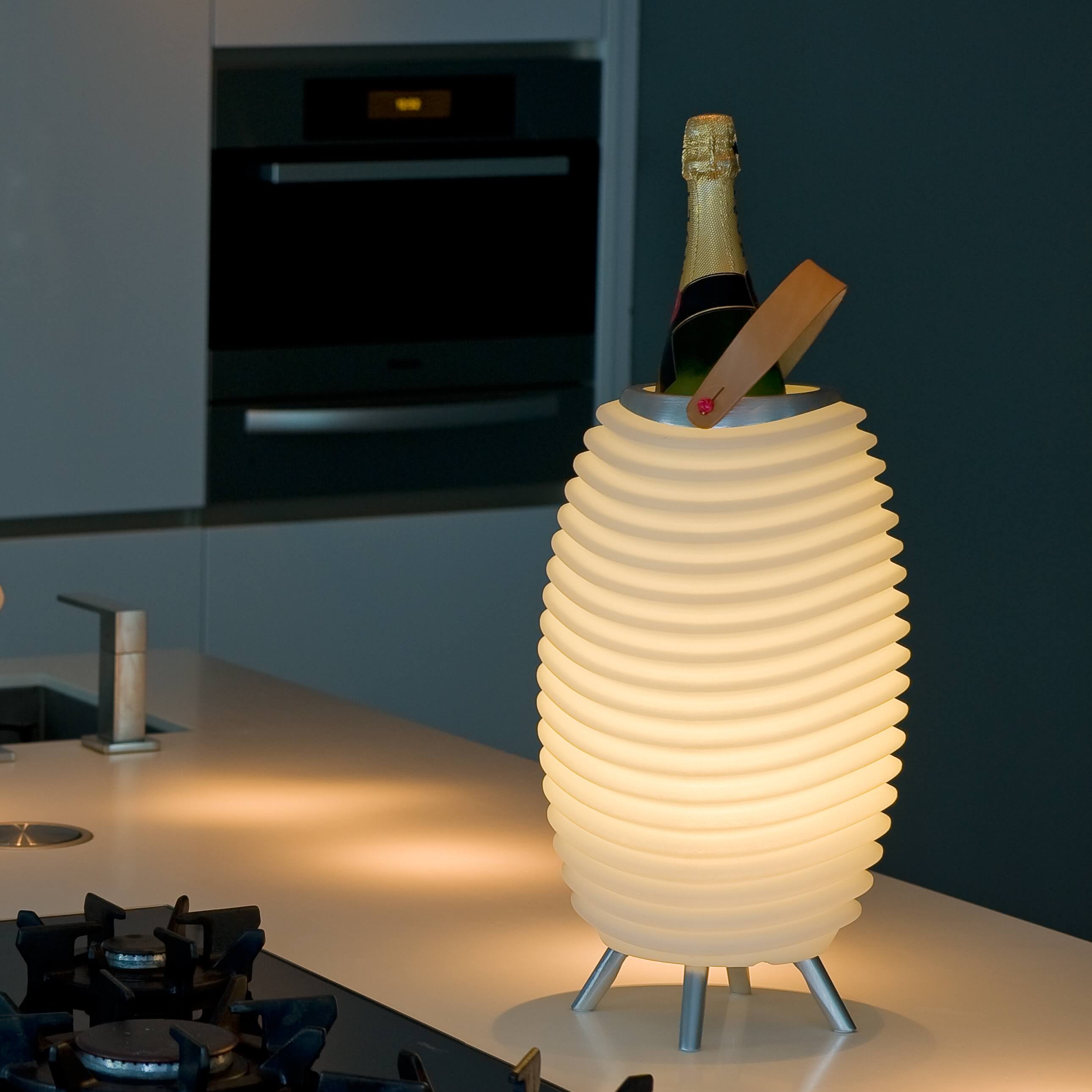 Se Kooduu Synergy PRO 35 Gulvlampe med højtaler hos InGarden.dk
