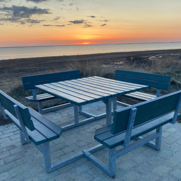 Kvadratisk bord bnkest med rygln samt vedligeholdelsesfrie genbrugsplastplanker