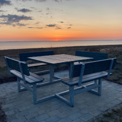 Kvadratisk bord bnkest med rygln samt vedligeholdelsesfrie genbrugsplastplanker