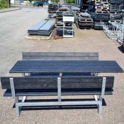 Vedligeholdelsesfrit bord bnkest med rygln samt genbrugsplastplanker (Handicapvenligt)