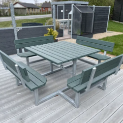 Kvadratisk bord bnkest med rygln samt vedligeholdelsesfrie genbrugsplastplanker