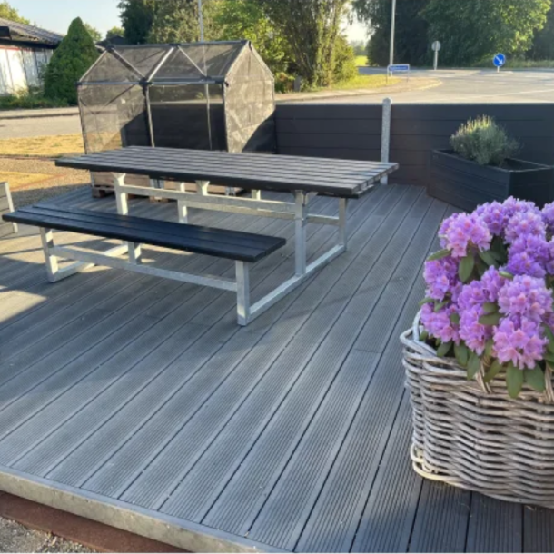 Vedligeholdelsesfrit bord bnkest uden rygln samt genbrugsplastplanker (handicapvenlig)