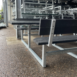 Kvadratisk bord bnkest med rygln&nbsp;inkl forlnget bordplade til krestol