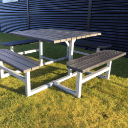 Kvadratisk bord bnkest uden rygln samt vedligeholdelsesfrie genbrugsplastplanker