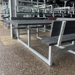 Kvadratisk bord bnkest med rygln&nbsp;inkl forlnget bordplade til krestol