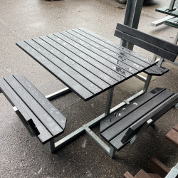 Kvadratisk bord bnkest med rygln&nbsp;inkl forlnget bordplade til krestol