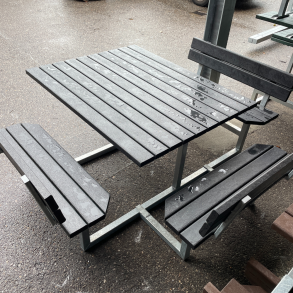 Kvadratisk bord bnkest med rygln inkl forlnget bordplade til krestol