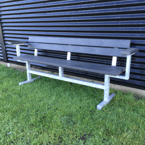 Bnk med rygln og armln