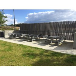 Vedligeholdelsesfrit bord bnkest med rygln samt genbrugsplastplanker