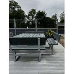 Kvadratisk bord bnkest med rygln samt vedligeholdelsesfrie genbrugsplastplanker