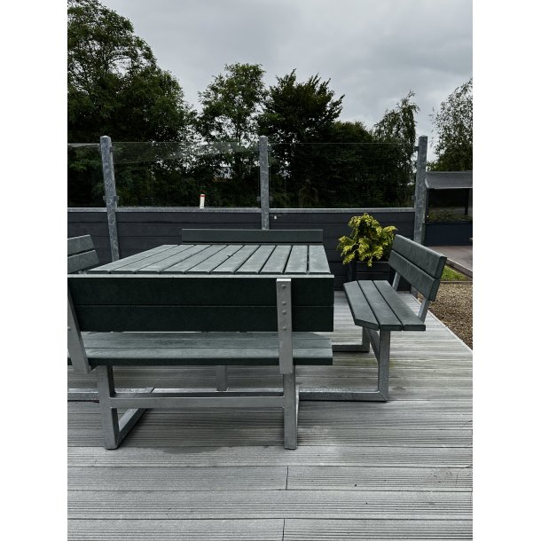 Kvadratisk bord bnkest med rygln samt vedligeholdelsesfrie genbrugsplastplanker