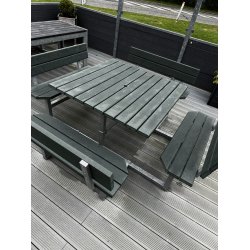 Kvadratisk bord bnkest med rygln samt vedligeholdelsesfrie genbrugsplastplanker