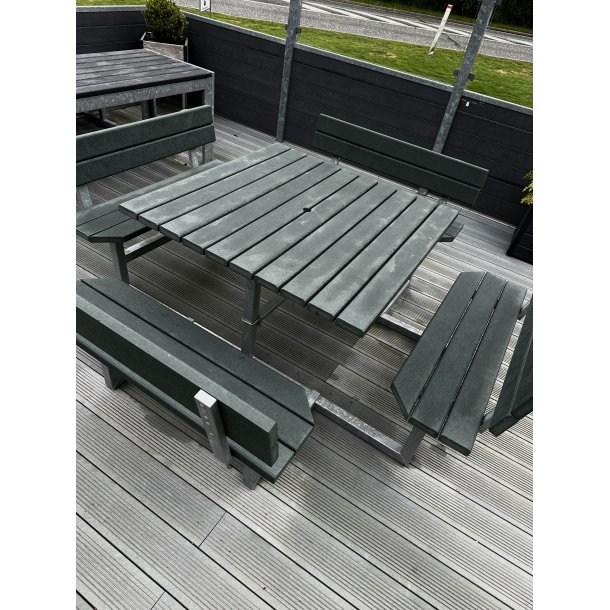 Kvadratisk bord bnkest med rygln samt vedligeholdelsesfrie genbrugsplastplanker