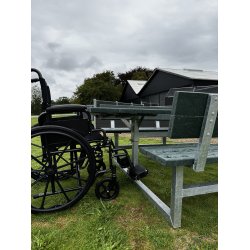 Vedligeholdelsesfrit bord bnkest med rygln samt genbrugsplastplanker (Handicapvenligt)