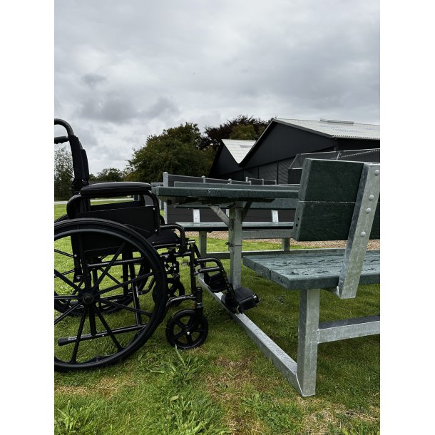 Vedligeholdelsesfrit bord bnkest med rygln samt genbrugsplastplanker (Handicapvenligt)