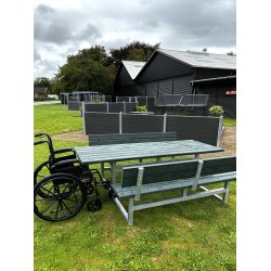 Vedligeholdelsesfrit bord bnkest med rygln samt genbrugsplastplanker (Handicapvenligt)