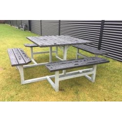 Kvadratisk bord bnkest uden rygln samt vedligeholdelsesfrie genbrugsplastplanker