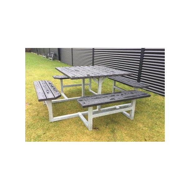 Kvadratisk bord bnkest uden rygln samt vedligeholdelsesfrie genbrugsplastplanker