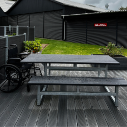 Vedligeholdelsesfrit bord bnkest uden rygln samt genbrugsplastplanker (handicapvenlig)