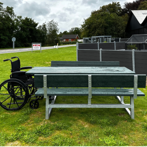 Vedligeholdelsesfrit bord bnkest med rygln samt genbrugsplastplanker (Handicapvenligt)