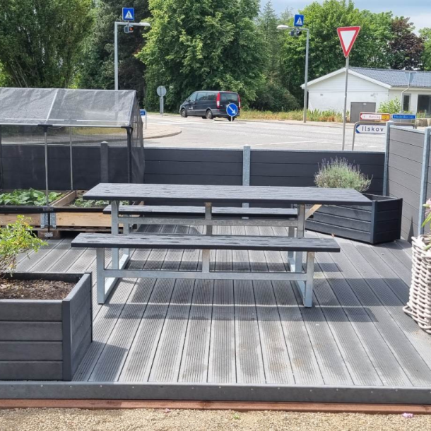 Vedligeholdelsesfrit bord bnkest uden rygln samt genbrugsplastplanker (handicapvenlig)