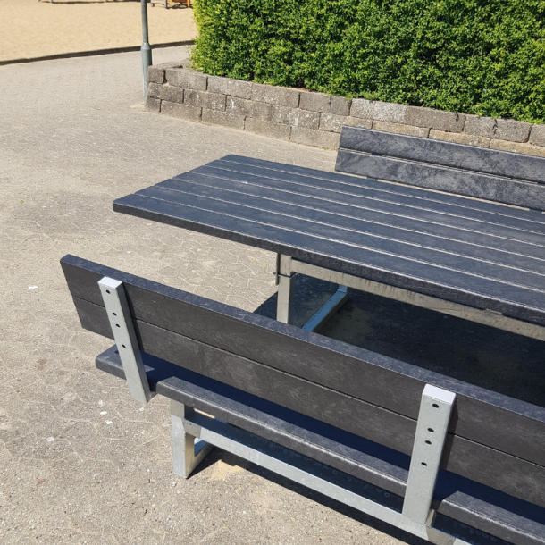 Vedligeholdelsesfrit bord bnkest med rygln samt genbrugsplastplanker (Handicapvenligt)