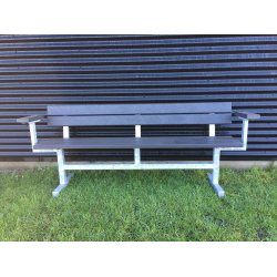 Bnk med rygln og armln