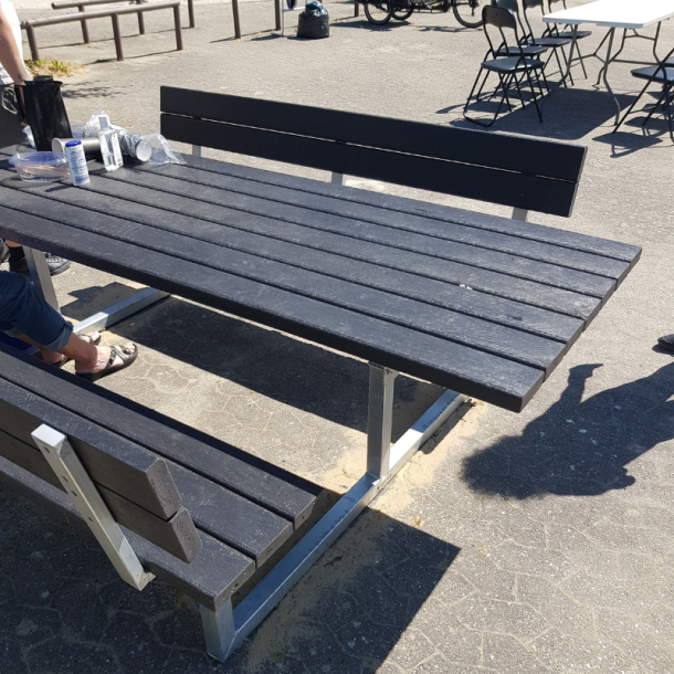 Vedligeholdelsesfrit bord bnkest med rygln samt genbrugsplastplanker (Handicapvenligt)