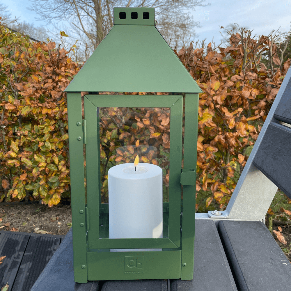 Se A2 Living lanterne olivengrøn midi. Outdoor DeluxeHomeart LED lys hos InGarden.dk