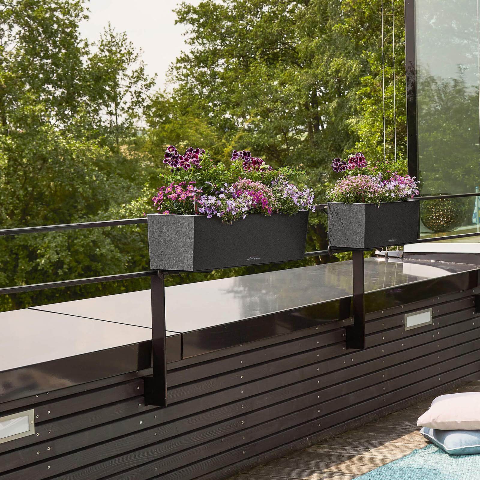 Se Lechuza Balconera Stone udendørs krukke til blomster med selvvandingssystem Graphite black 80 x 19 x H19 cm hos InGarden.dk