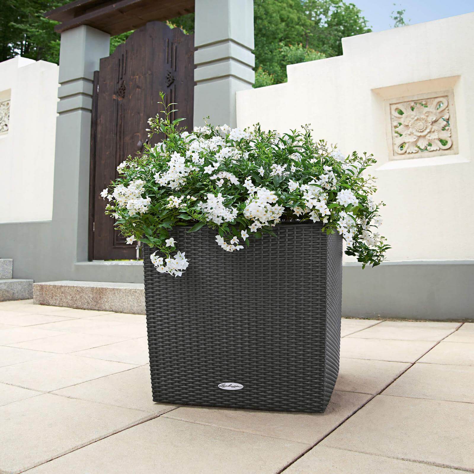 Se Lechuza Cube Cottage udendørs krukke til blomster med selvvandinssystem Granit 40 x 40 x H40 cm hos InGarden.dk